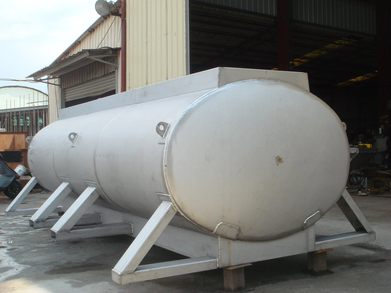 外部採用氬焊來焊接  ,   增加外觀上的美感