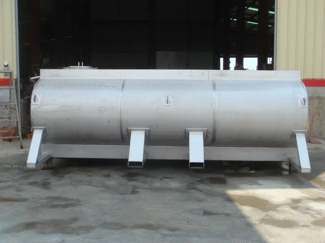 腳架的設計能供堆高機上下裝卸搬運