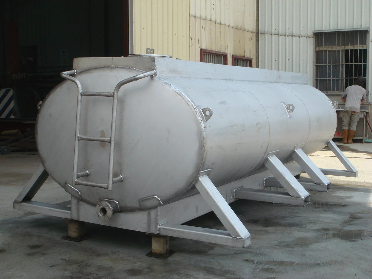 後方則是設計爬梯供人員上下作業