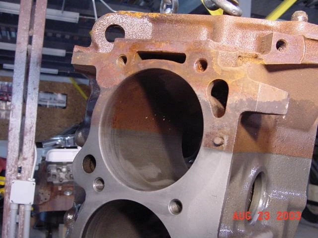 上面部份尚未浸泡除銹液，下面部份已浸泡過除銹液，兩者有明顯差異。